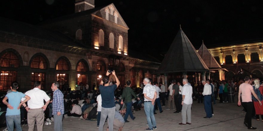 Ulu Cami Kadir Gecesinde Doldu Ta T