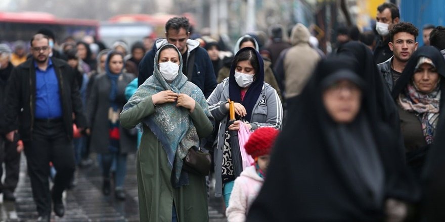 İran’da halk sokağa çıkarak koronavirüs tedbirlerini ihlal ediyor