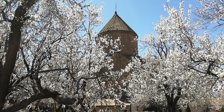 Akdamar Adası açan çiçeklerle beyaz gelinliğini giydi