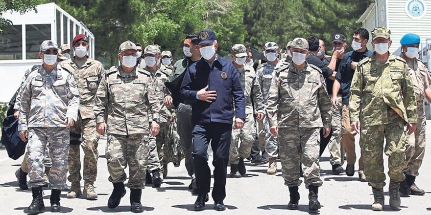 Bakan Akar ve TSK Komuta Kademesi sınır bölgesinde