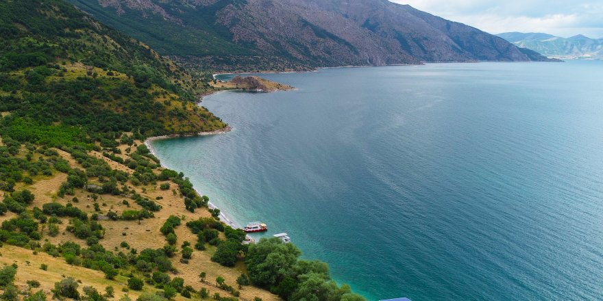 Van Gölü’nün saklı koyları ziyaretçilerini mest ediyor