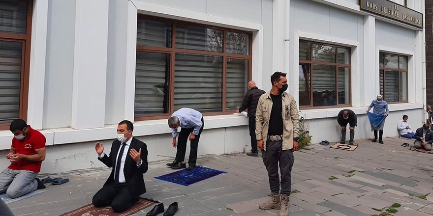 Kars kayyımı, ilk iş olarak belediye önünde namaz kıldı