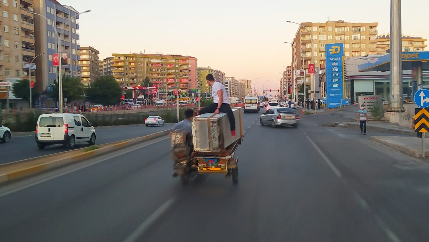 Diyarbakır’da buzdolabı üzerinde tehlikeli yolculuk!