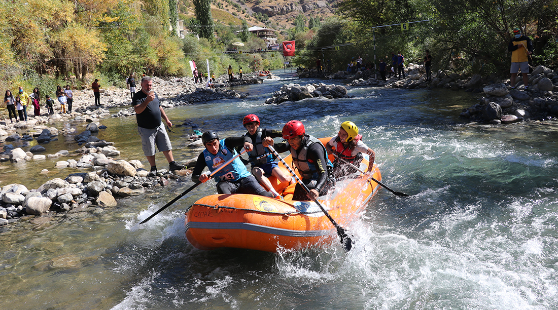 Kato dağı eteklerinde rafting yarışması