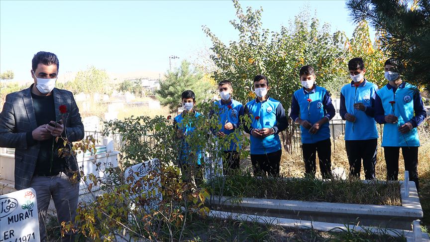 Van depreminde yaşamını yitirenler anıldı