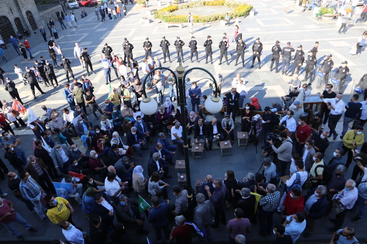 HDP Eş Başkanı Sancar, Sur’da vatandaşlarla bir araya geldi