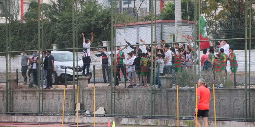 Amedsporlu taraftarlardan oyunculara sürpriz destek