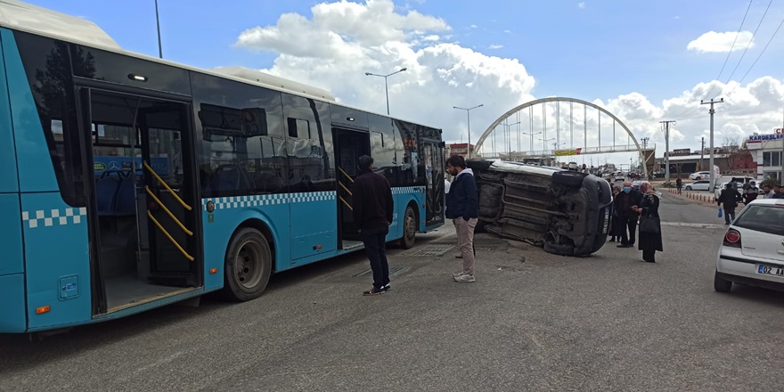 VİDEO - Diyarbakır’da belediye otobüsü otomobile çarptı