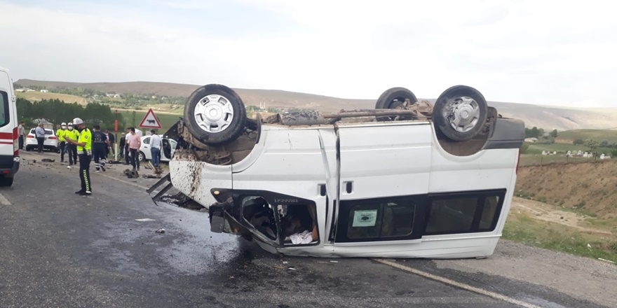 Minibüs ile otomobil kafa kafaya çarpıştı: 1 ölü, 1 yaralı