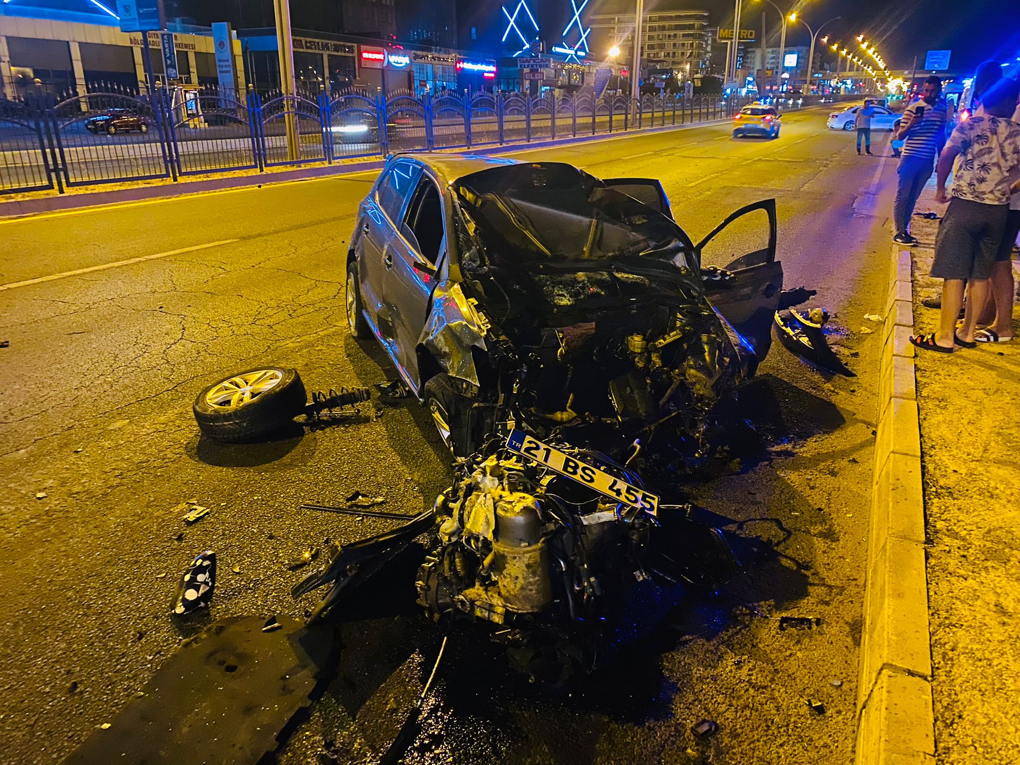 Diyarbakır’da takla atan araçlar hurdaya döndü