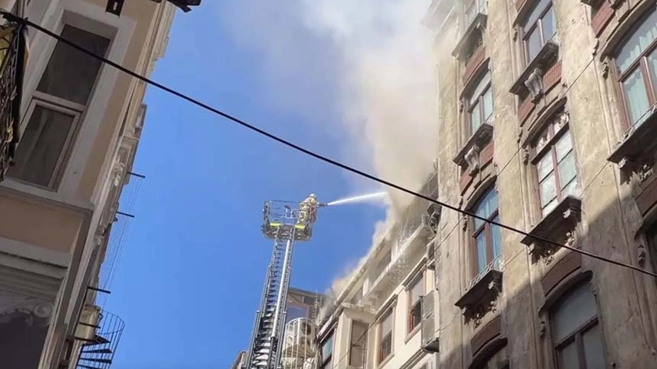 İstiklal Caddesi'nde yangın paniği