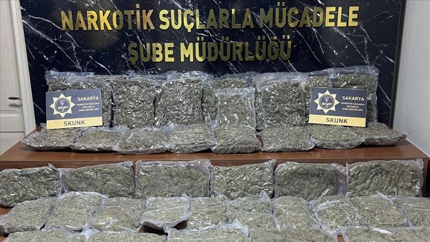 24,5 kilogram skunk ele geçirildi