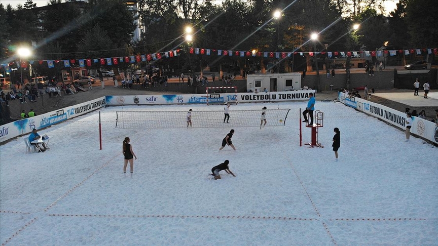 Tuz sahada voleybol maçı