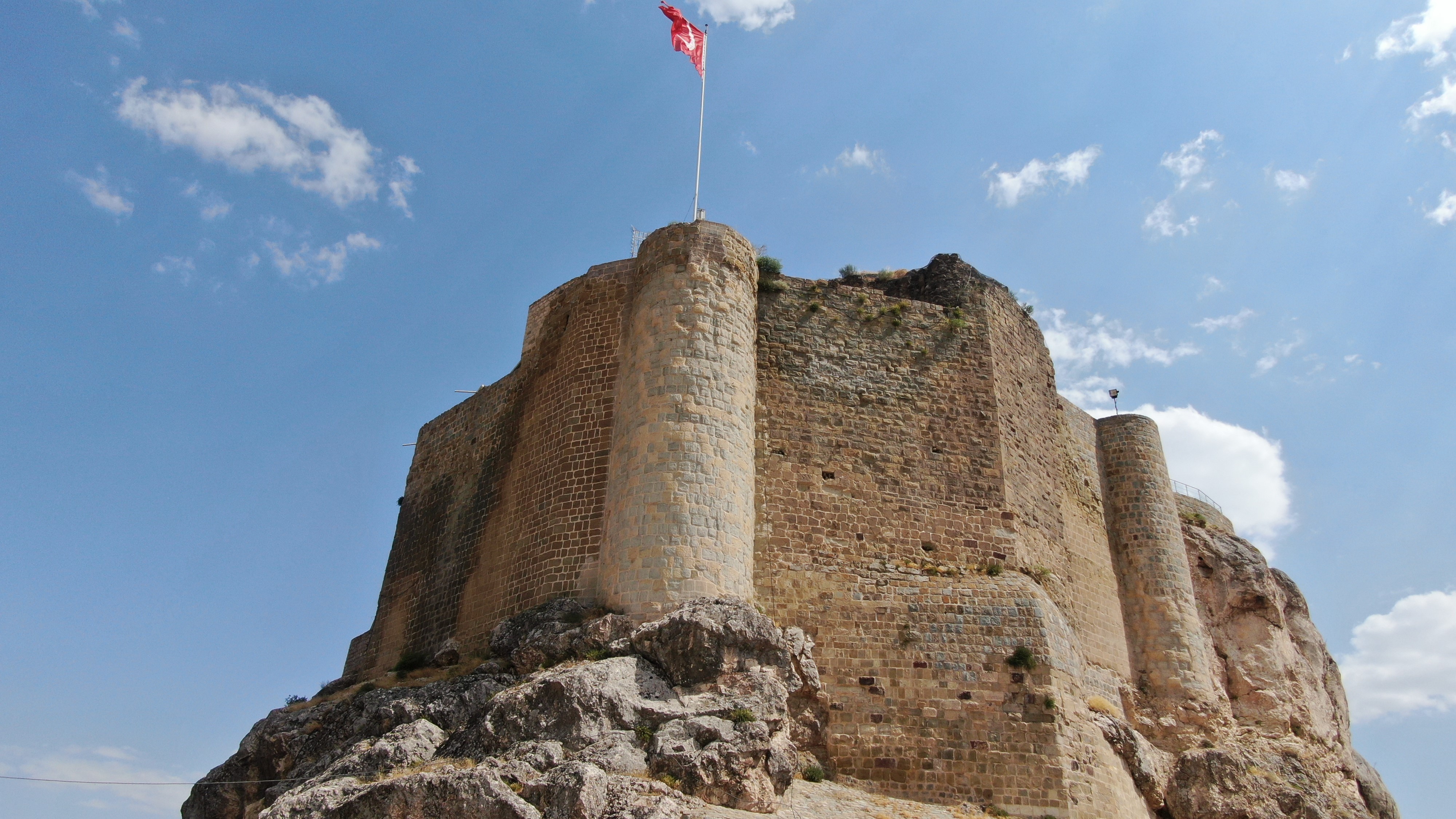 Harput Kalesi'nin restorasyonu sürüyor