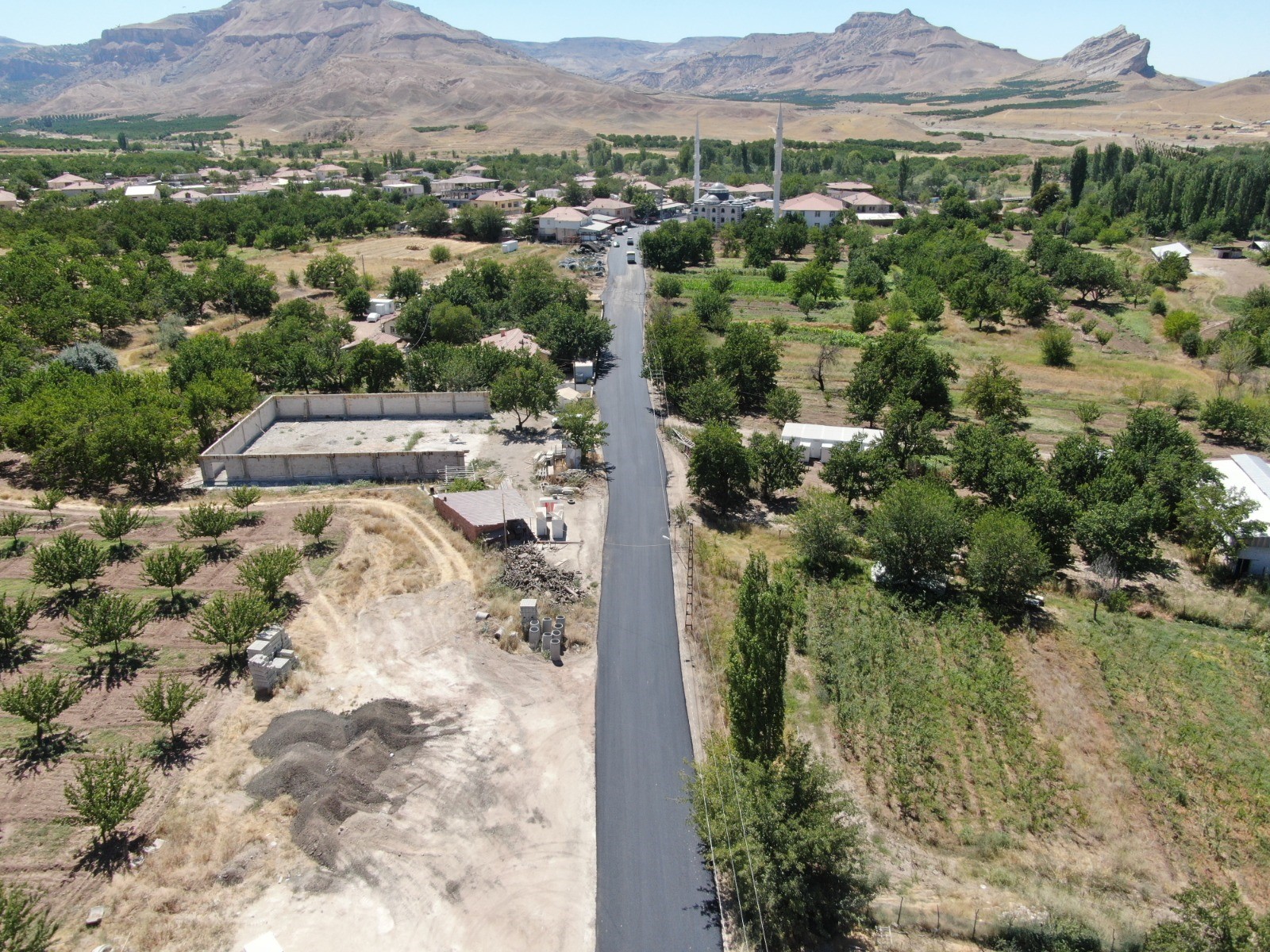 Akçadağ’da yol çalışmaları sürüyor