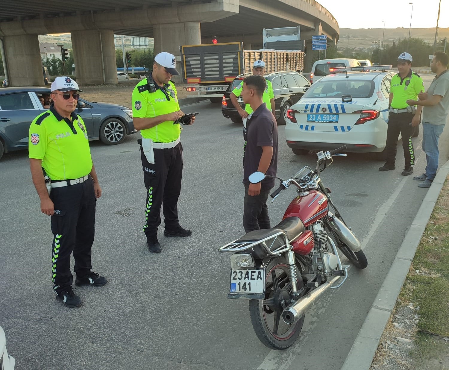 Motosikleti yatarak kullandı, ceza yedi