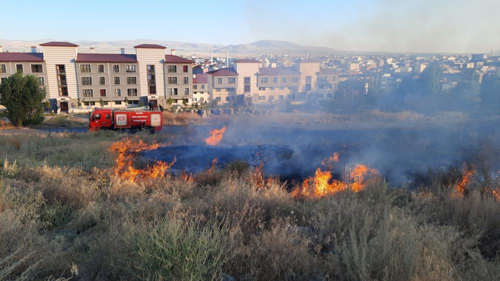 Kars’ta örtü yangını