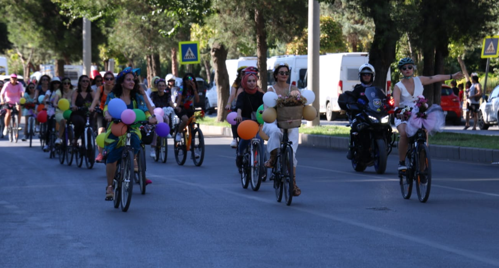 VİDEO - ‘Süslü Kadınlar Bisiklet Aktivistleri’ Diyarbakır’da pedal çevirdi