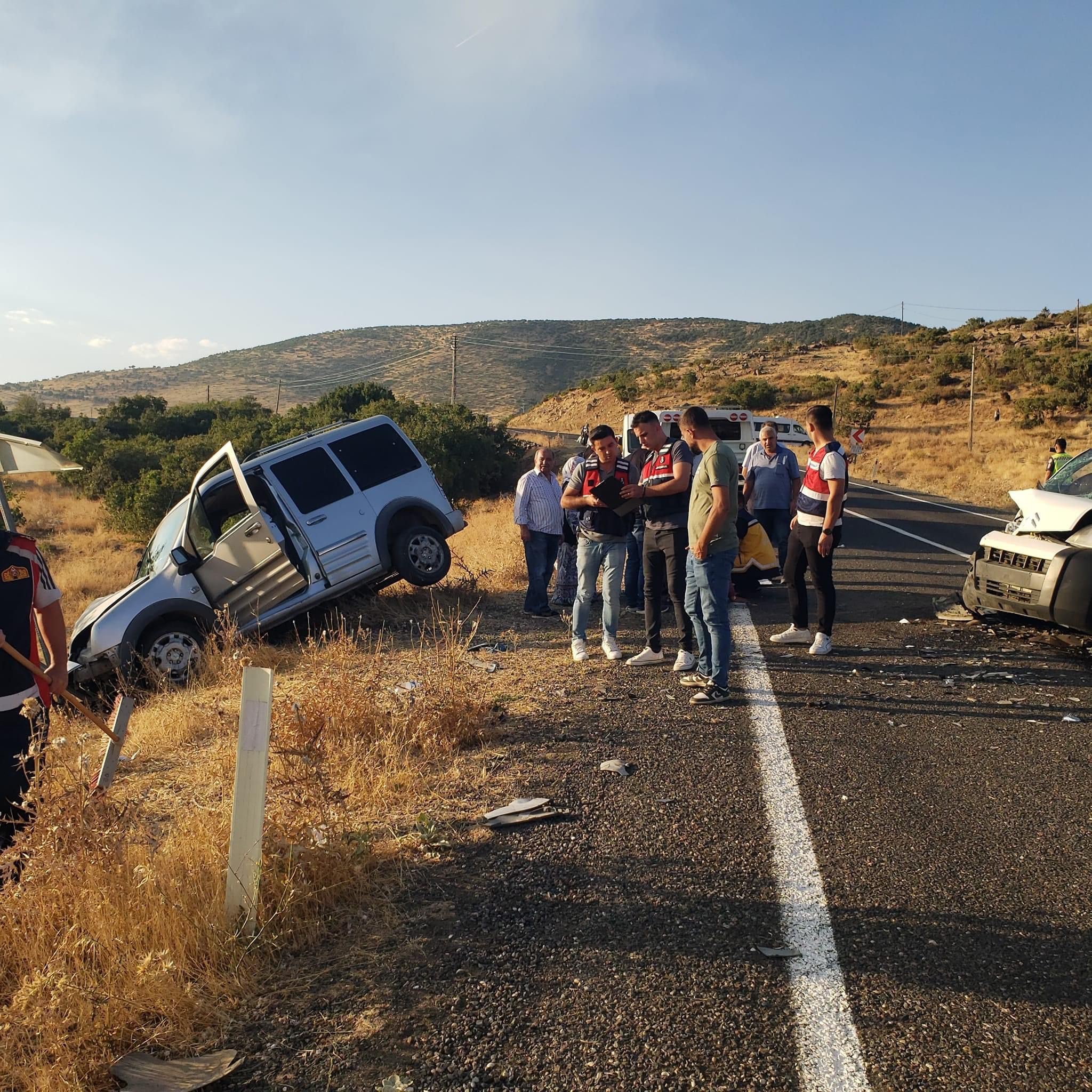 İki otomobil kafa kafaya çarpıştı: 9 yaralı