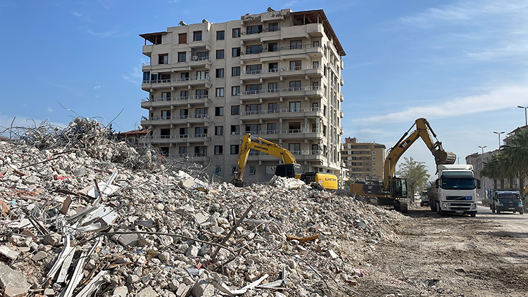 Hatay'da ağır hasarlı binalar kontrollü yıkılıyor