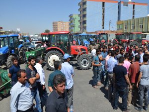 Silopi'de çiftçiler yol kapattı