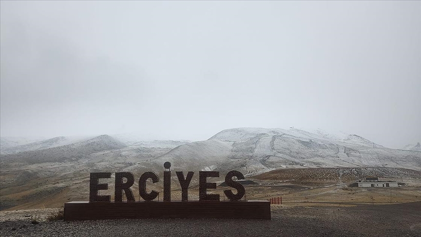 Erciyes'in yüksek kesimlerine kar yağdı