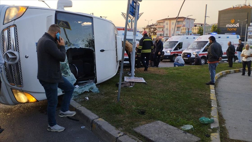 Servis ve otobüs çarpıştı: 11 yaralı