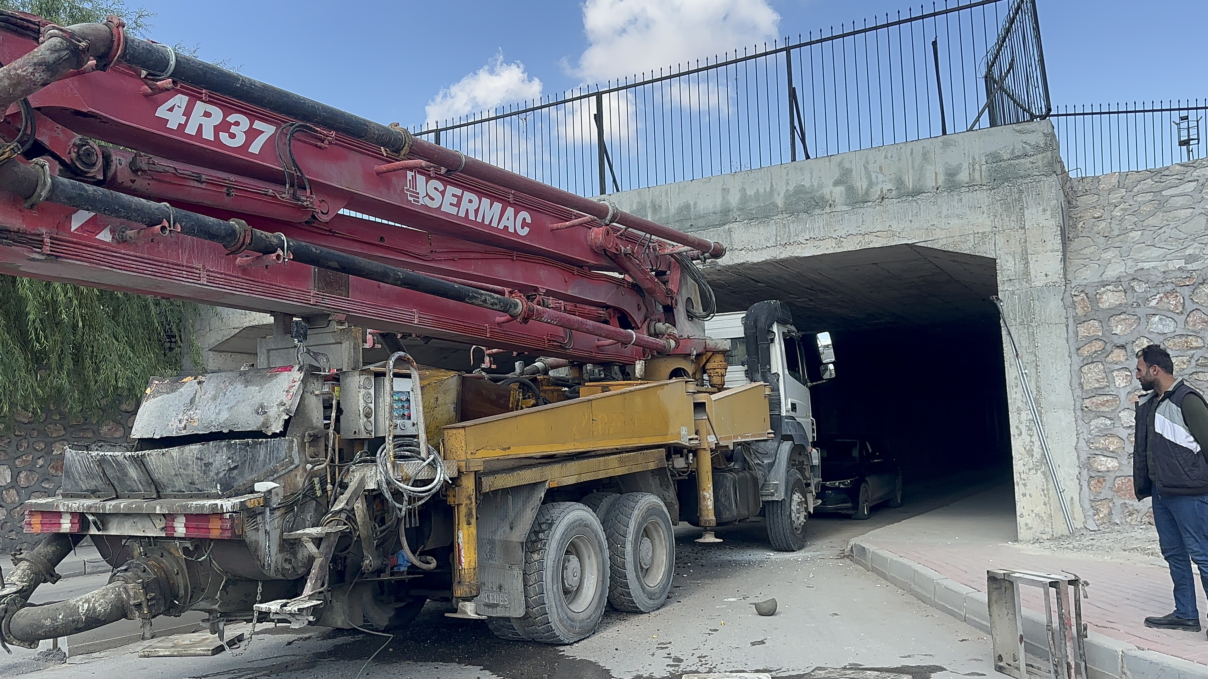 VİDEO - Beton arabası alt geçide çarptı:2 yaralı