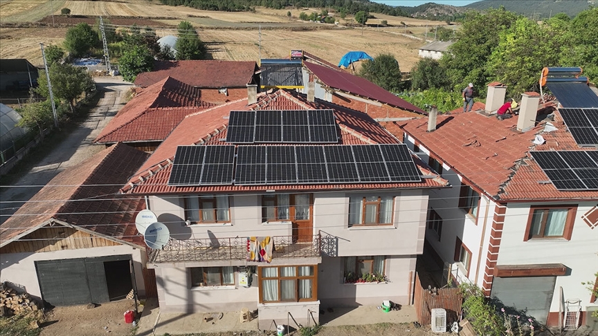 Güneş enerjisiyle kendi elektriğini üretiyor