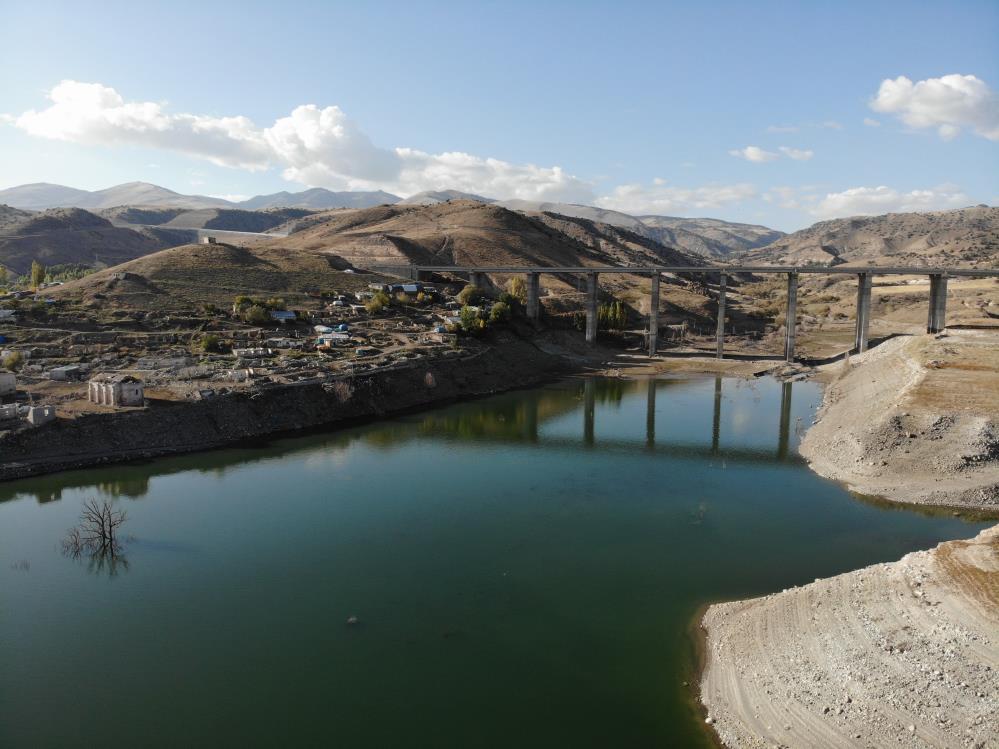 Karakurt Barajı Gölü 50 metre çekildi