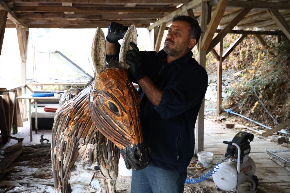 Kurumuş ağaç kökü ve dalları, sanata dönüşüyor