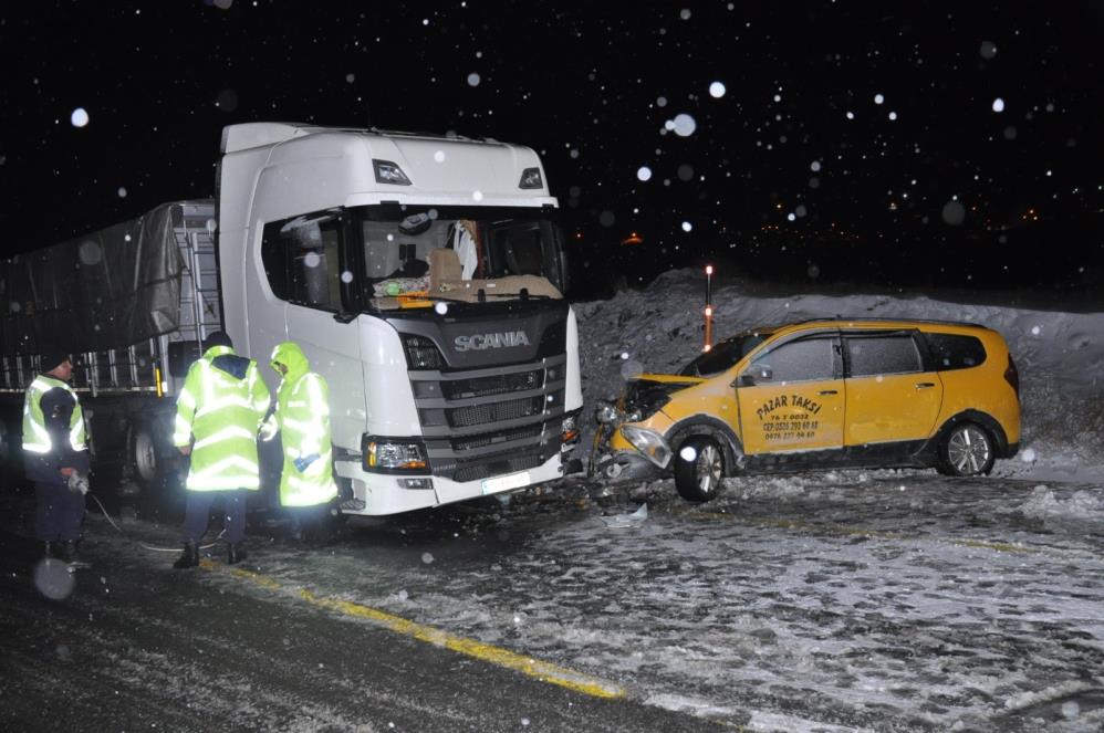 TIR-taksi çarpışması; 1 ölü, 3 yaralı