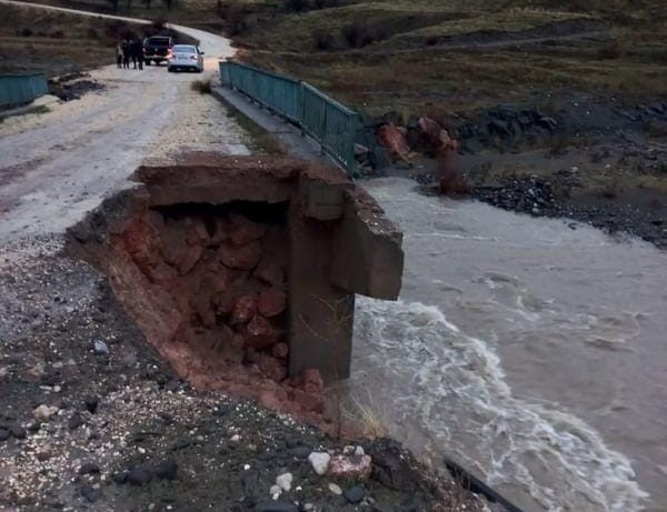 Köprüdeki göçük ulaşımı aksattı