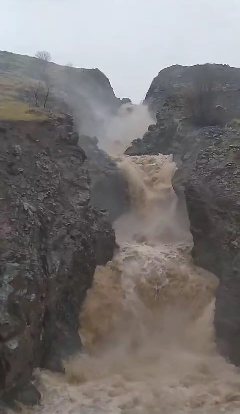 Yağış sonrası şelale coştu