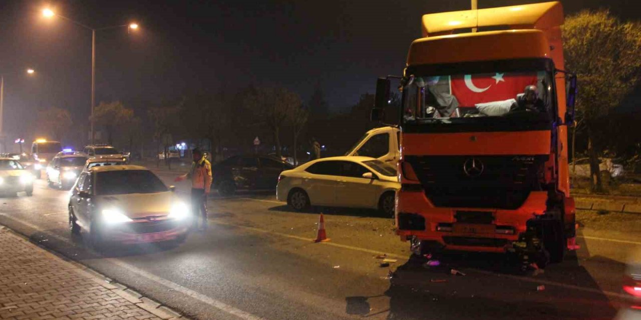 Zincirleme kaza! 4 araç da karşı yola geçti, 1 sürücü kayıp