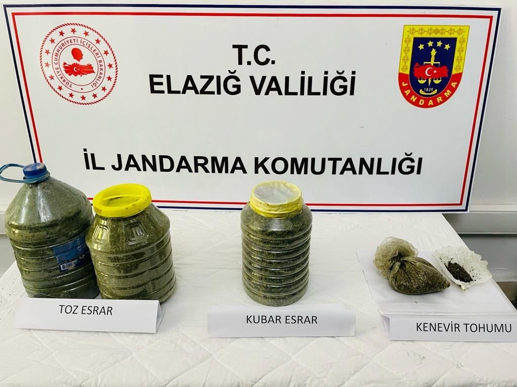 Toprağa gömülü 14 kilo esrar ele geçirildi