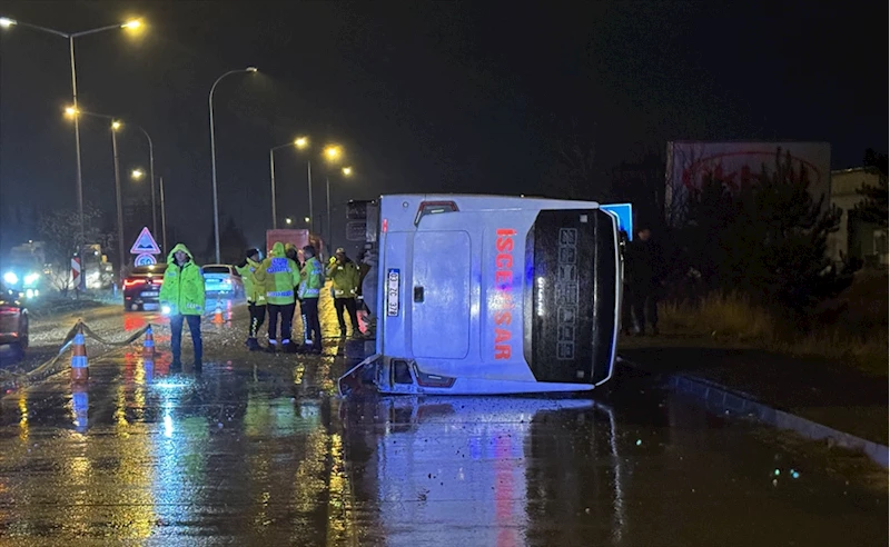 Midibüs devrildi, çok sayıda yaralı var