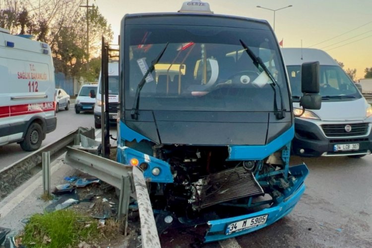 Minibüs bariyere çarptı, çok yarıda yaralı var