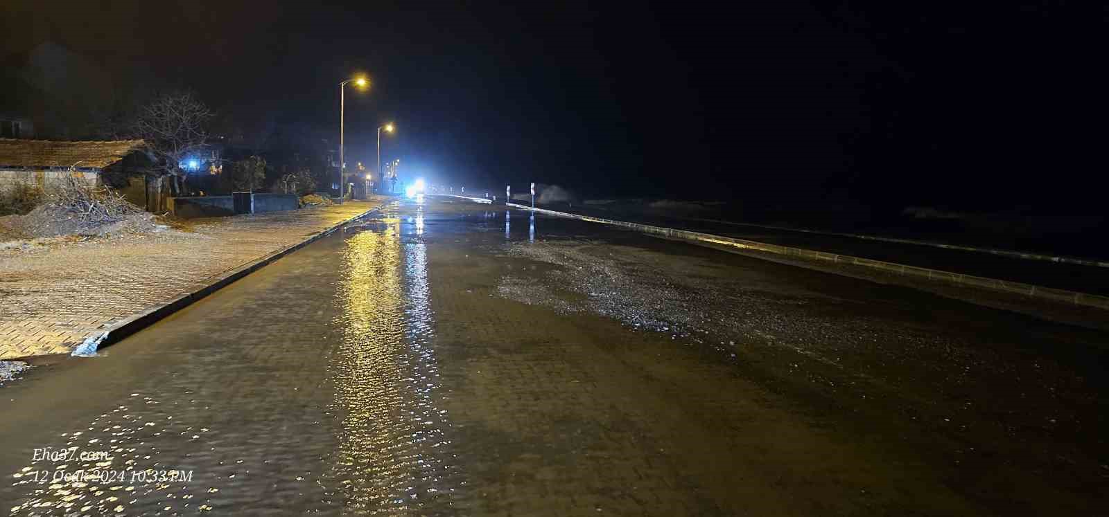 Deniz taştı, yollar su altında kaldı