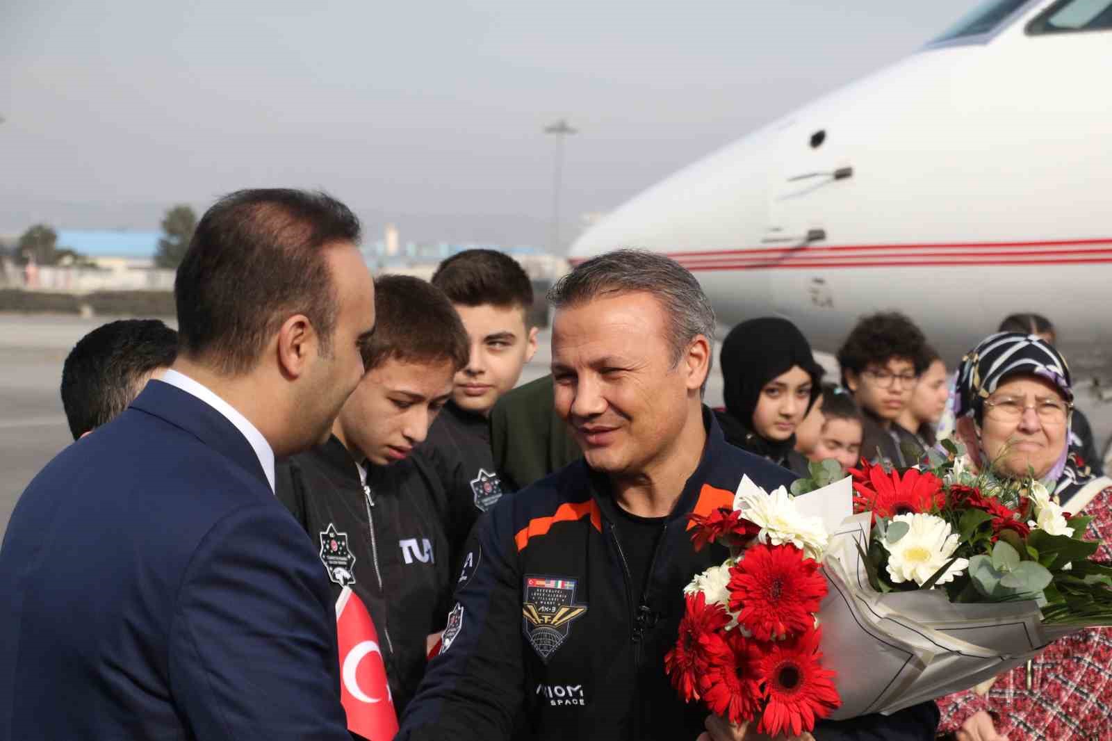 Alper Gezeravcı Türkiye'ye döndü