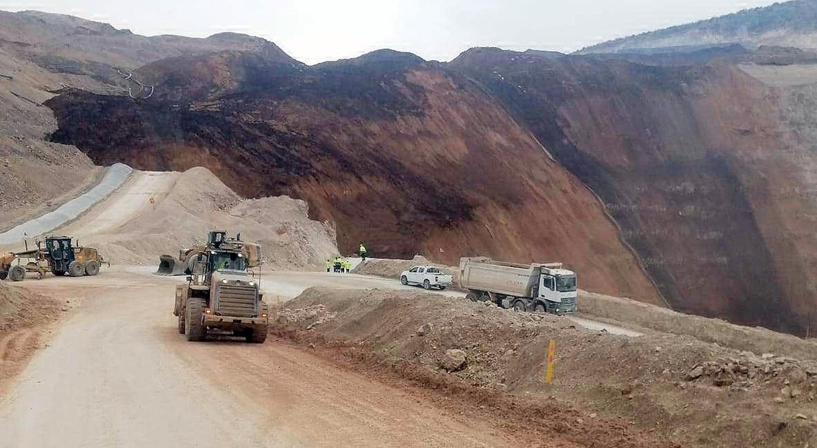 Altın madeninde toprak kaydı; toprak altında kalanlar var