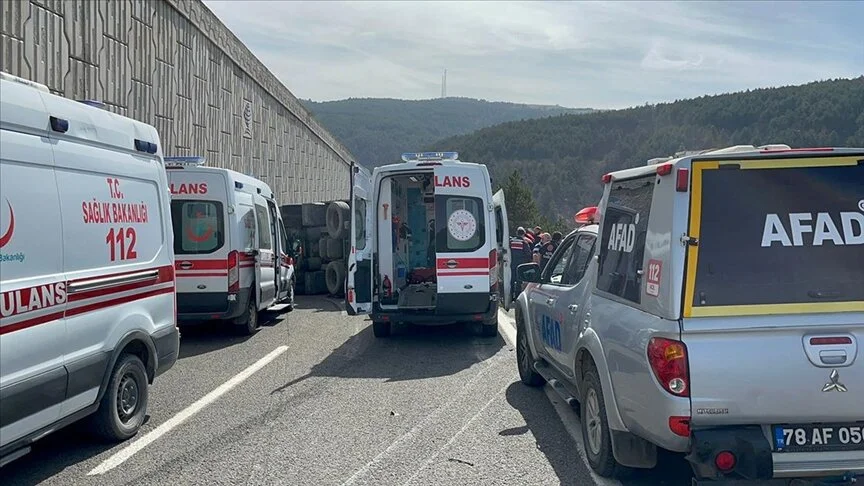 TIR otomobilin üzerine devrildi; Ölü ve yaralılar var