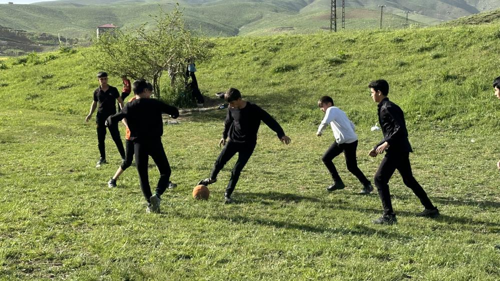 Hakkarili gençler, futbol sahası istiyor