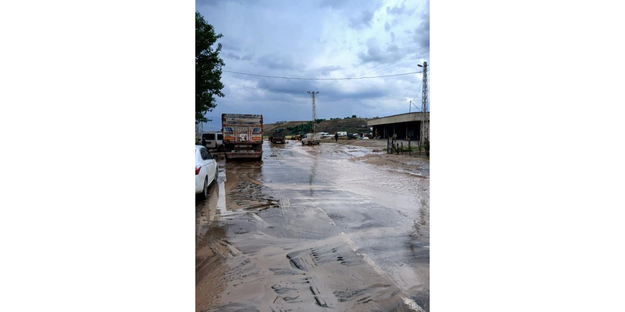 5 dakika dolu yağdı, Şırnak-Cizre yolu trafiğe kapandı