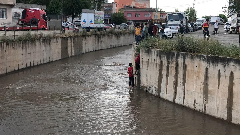 Dereye düşen kediyi kurtardı ama kendisi mahsur kaldı