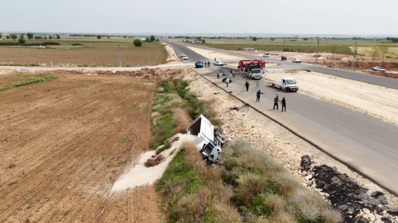 Kamyon ile traktör çarpıştı: 1’i ağır 3 yaralı