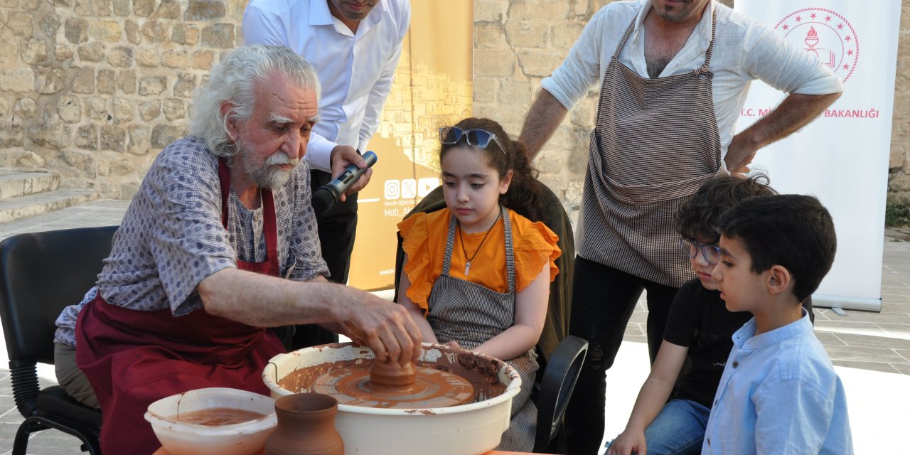 Ressam İsmet Yedikardeş Mardin'de söyleşiye katıldı