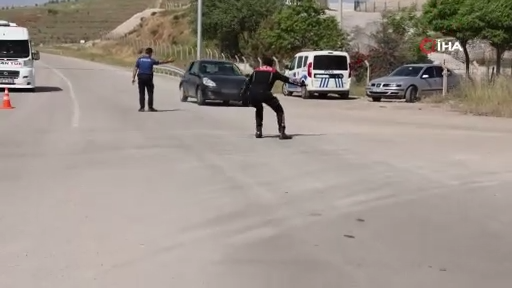 VİDEO - Aracını polislerin üzerine sürerek kaçtı