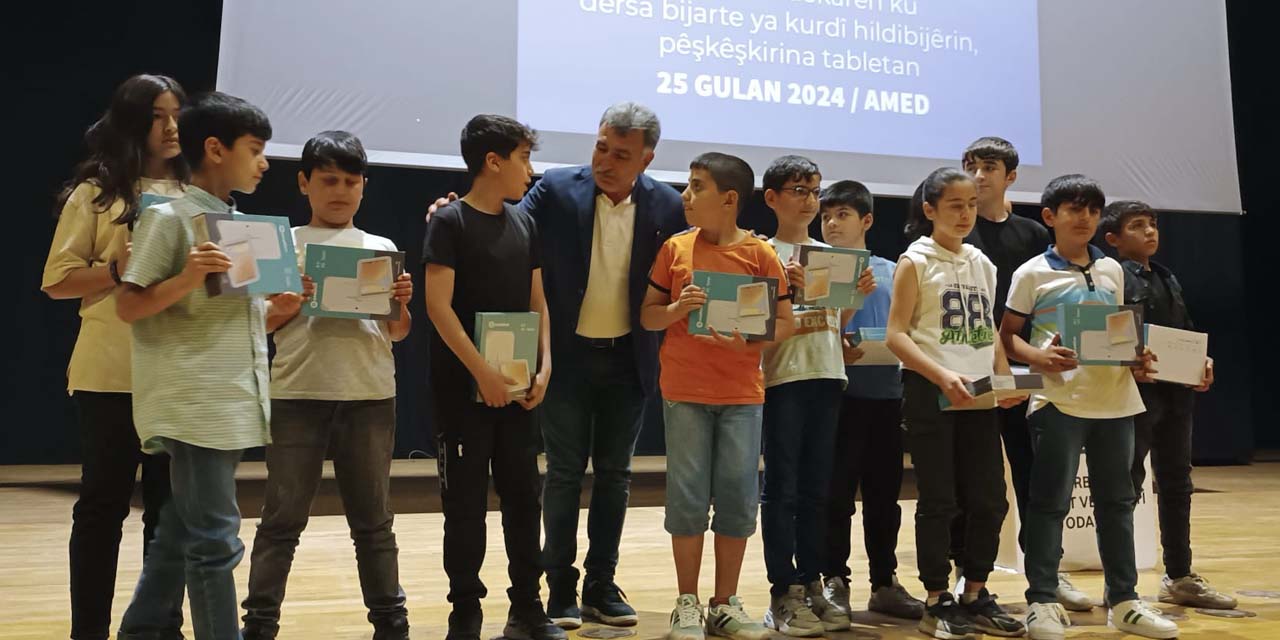VİDEO - Kürtçeyi seçen öğrencilere tablet
