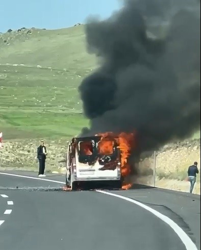 Seyir halindeki ticari araç alev alev yandı